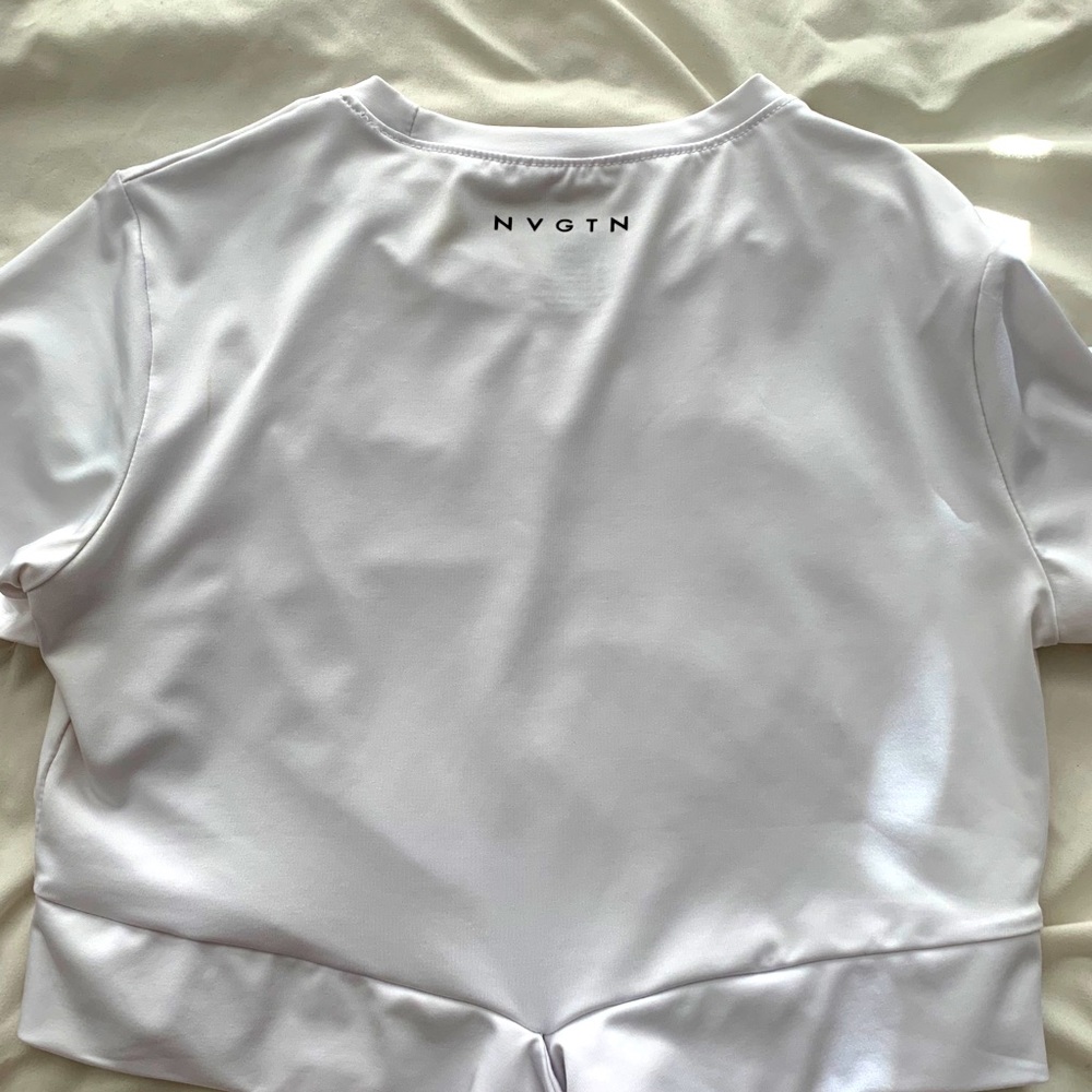 White crop top NVGTN